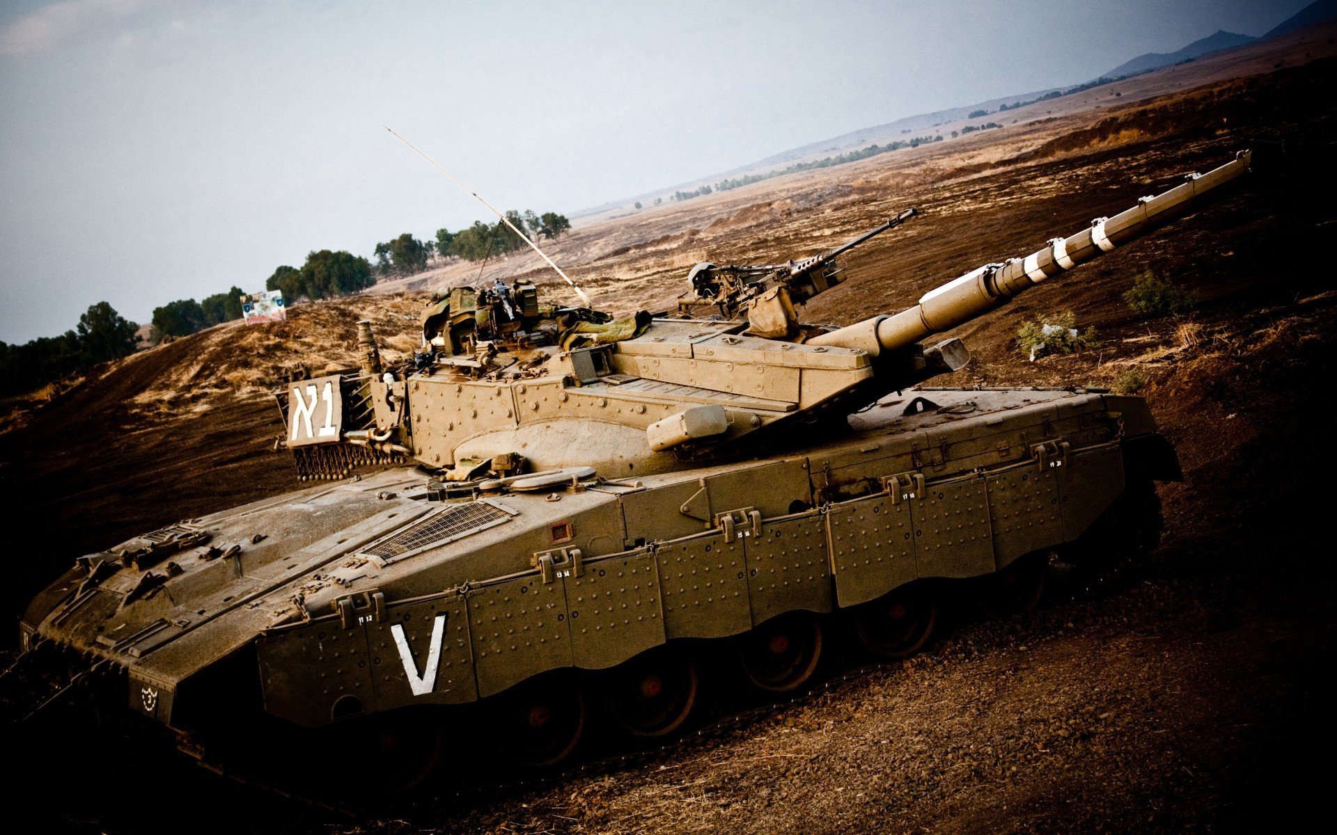 王朝更迭，红牛二队如何将昔日霸主雷诺碾作尘埃，而阿隆索又为何能老骥伏枥惊艳四座？